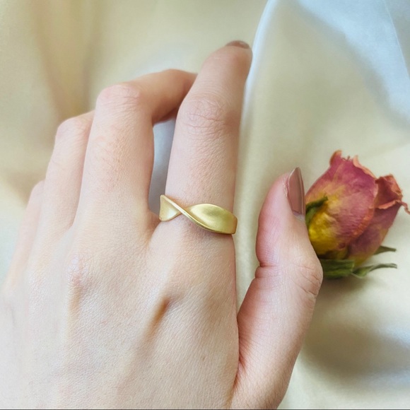 LAST ONE 💖Golden Minimalistic Ring - Picture 7 of 12